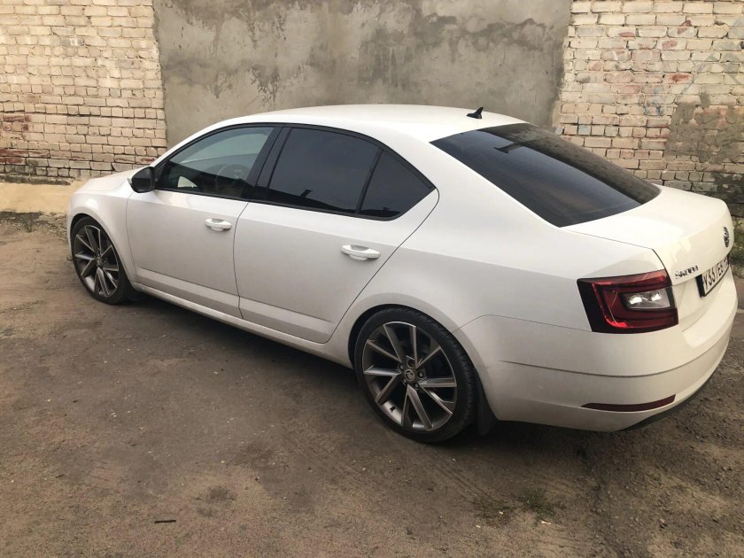 Skoda octavia a7 белая r17