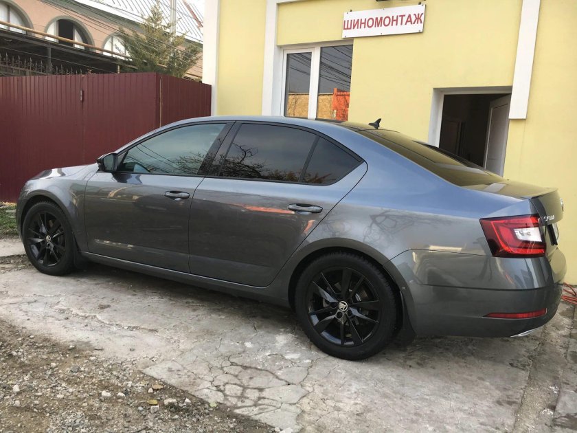 Черная Шкода Октавия а7 на дисках