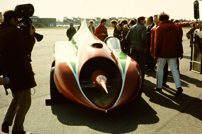 Машина с реактивным двигателем