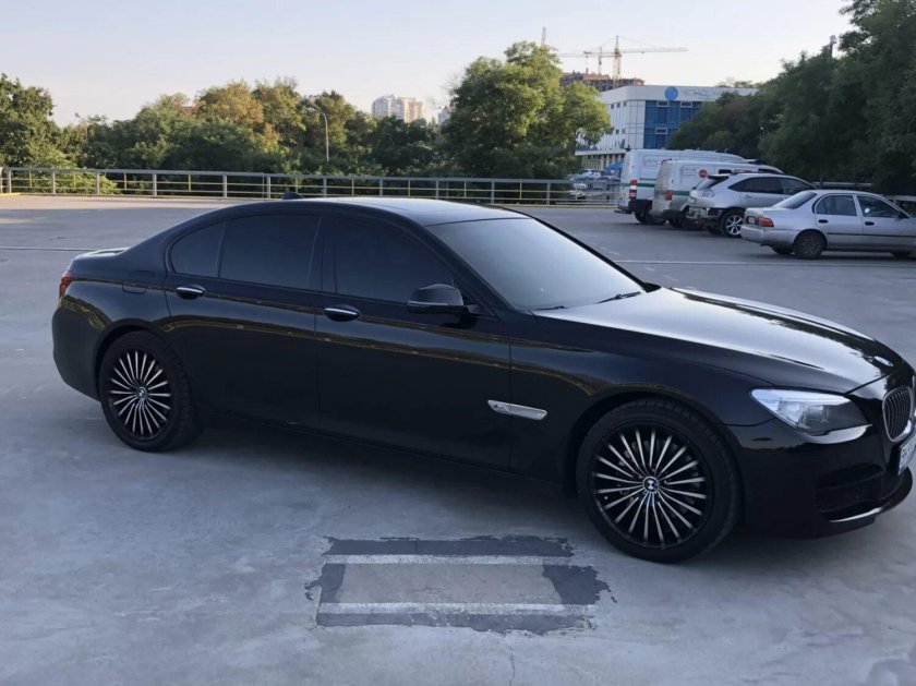 BMW 7 f01 черная тонированная