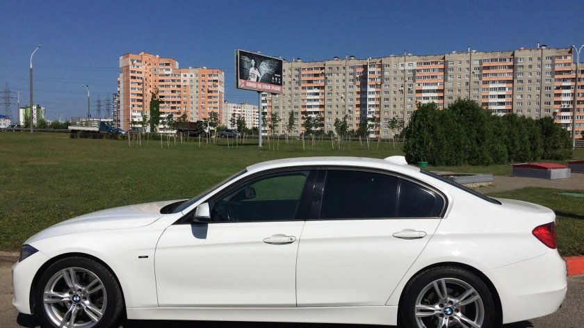 Белая БМВ 3 тонированная