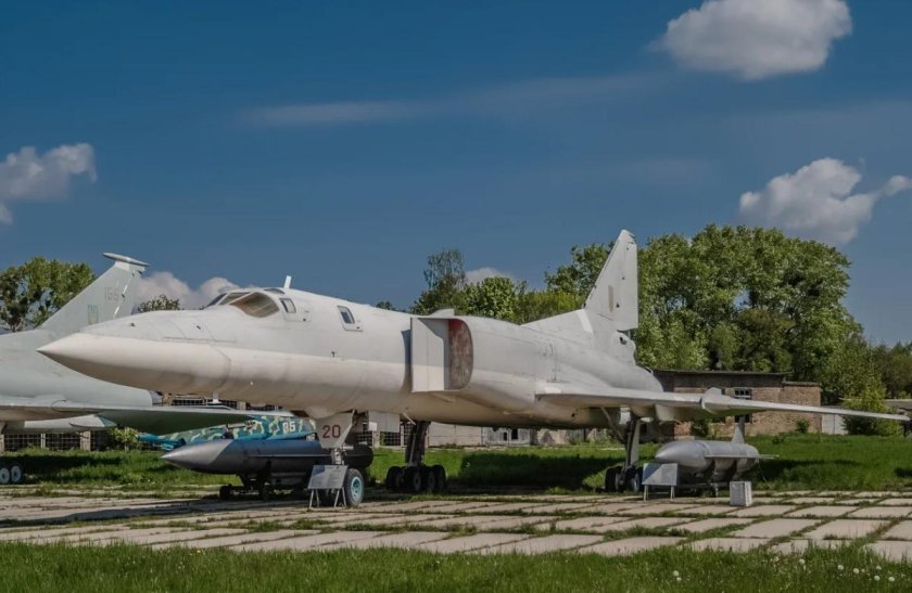 Самолет ту 22м2