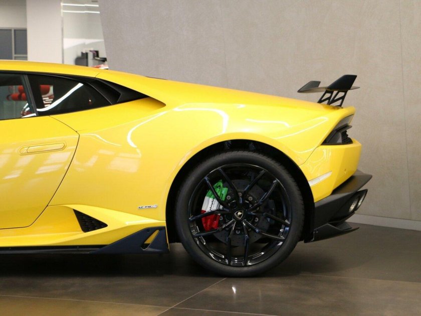 Lamborghini Huracan Yellow