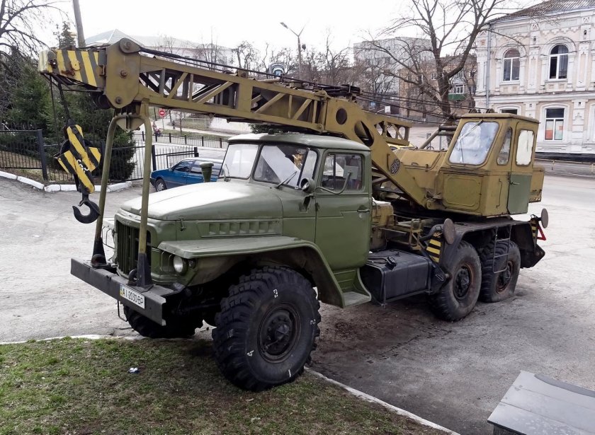 Автомобильный кран Урал-375 8т210