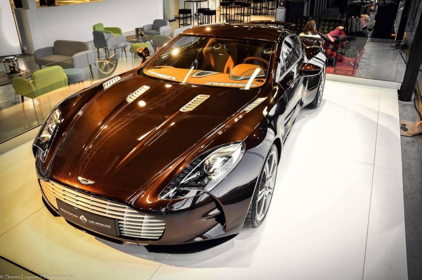 Астон Мартин коричневый