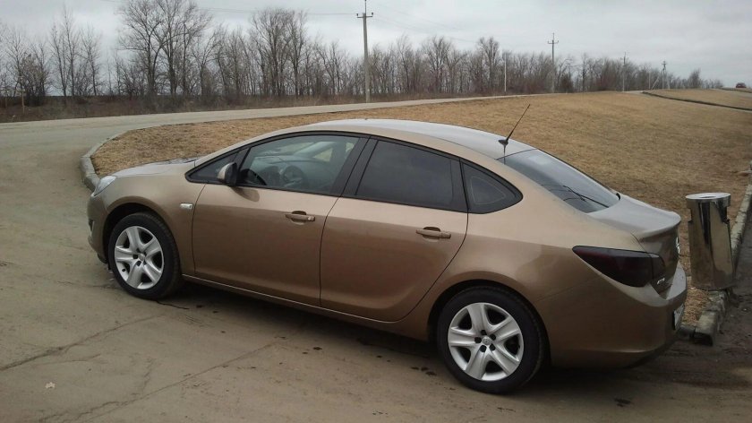Opel astra j 2013 седан