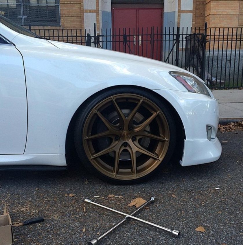 Бронзовые диски на белой машине