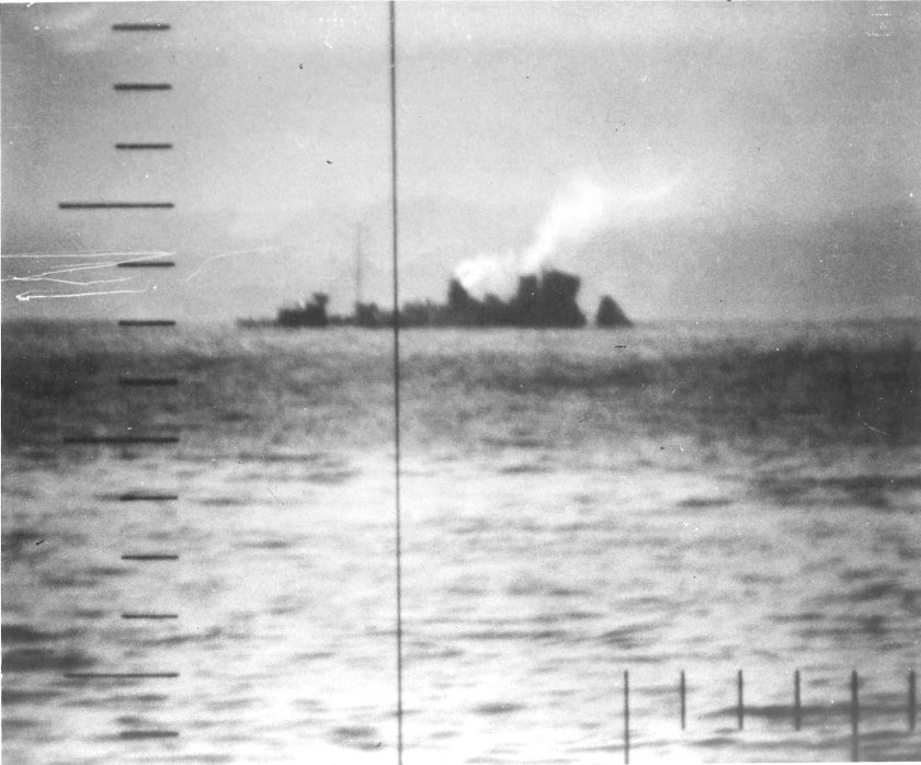 Японский эсминец в перископе американской подводной лодки фото