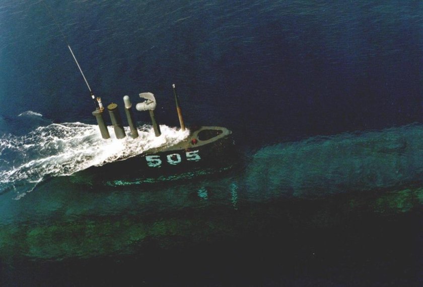 Подводная лодка под водой