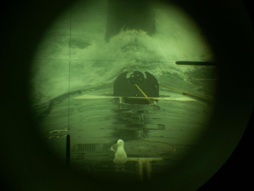 Вид через перископ подводной лодки