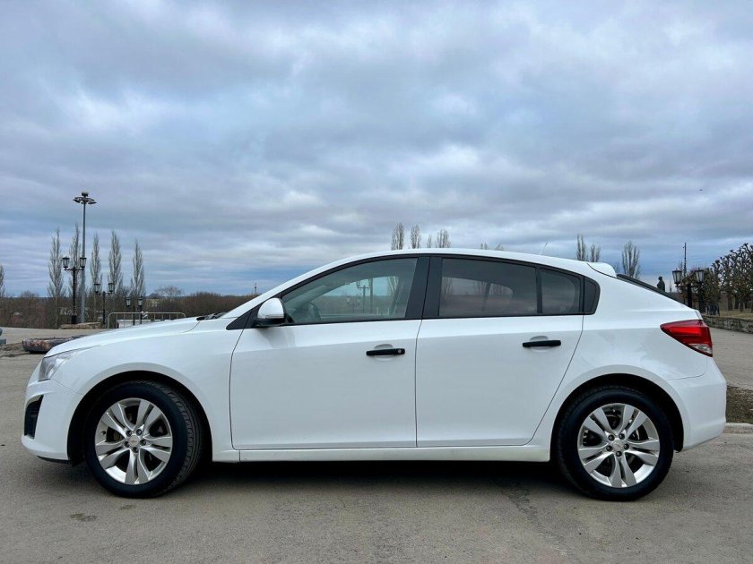 Шевроле Круз хэтчбек белый