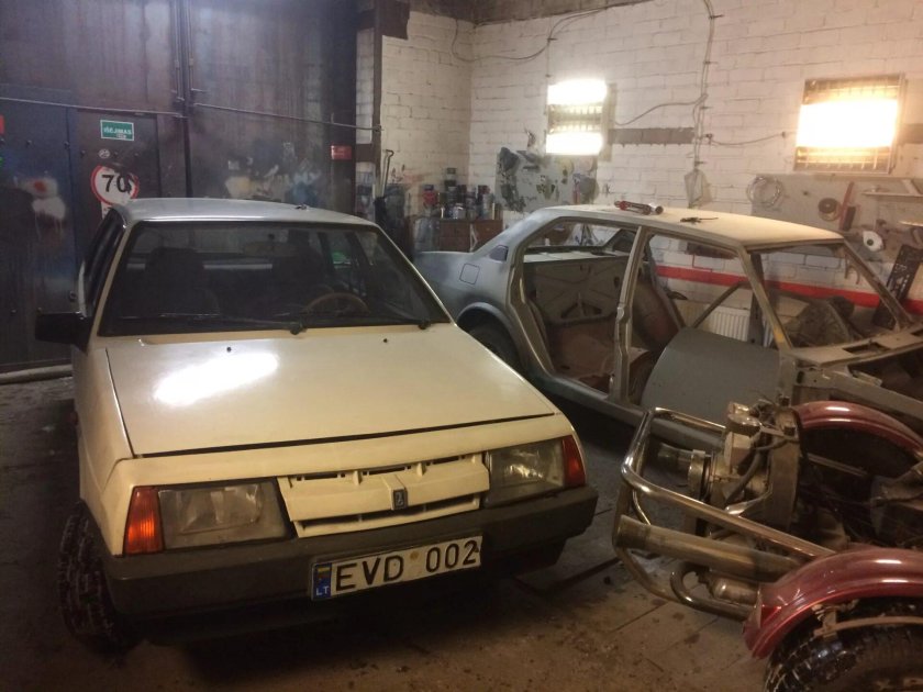 Белая ВАЗ 2109 В гараже