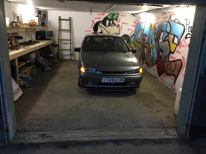 ВАЗ 2114 черная в гараже