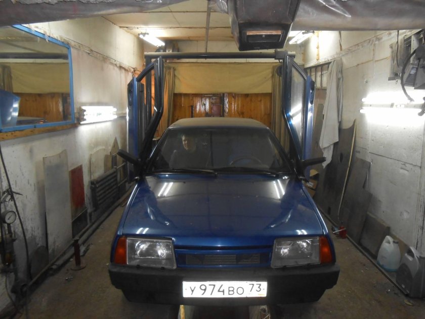 Чёрные девятки в гараже