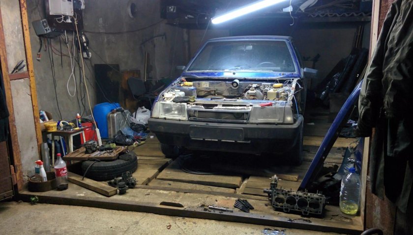 ВАЗ 2109 В гараже разобрана
