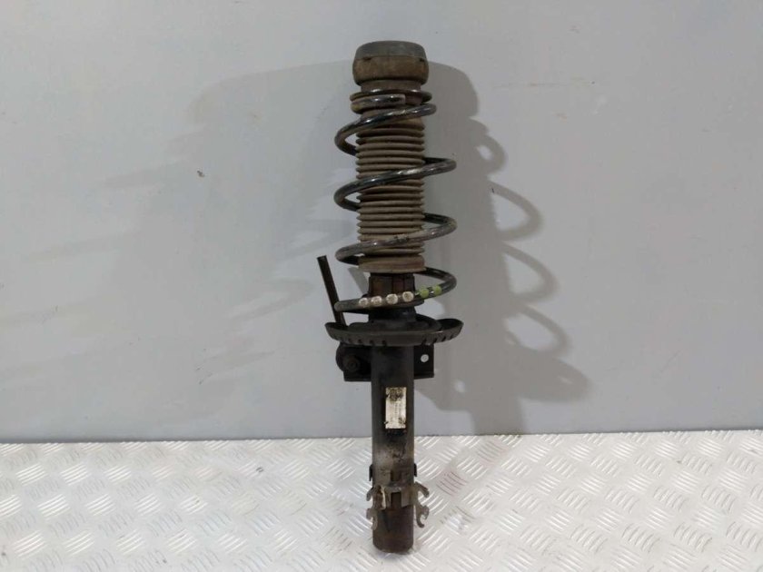 Передняя стойка Шкода Рапид