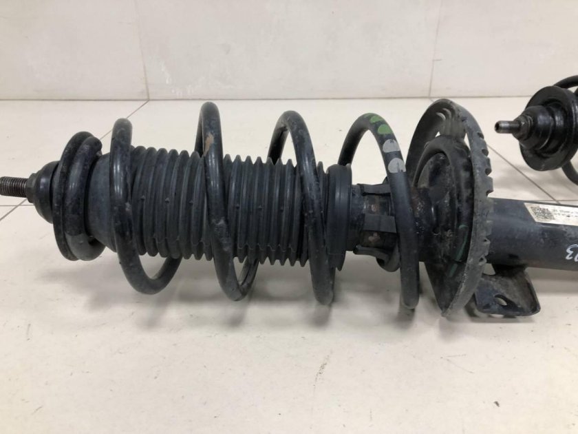Стойка амортизатора передняя правая volkswagen