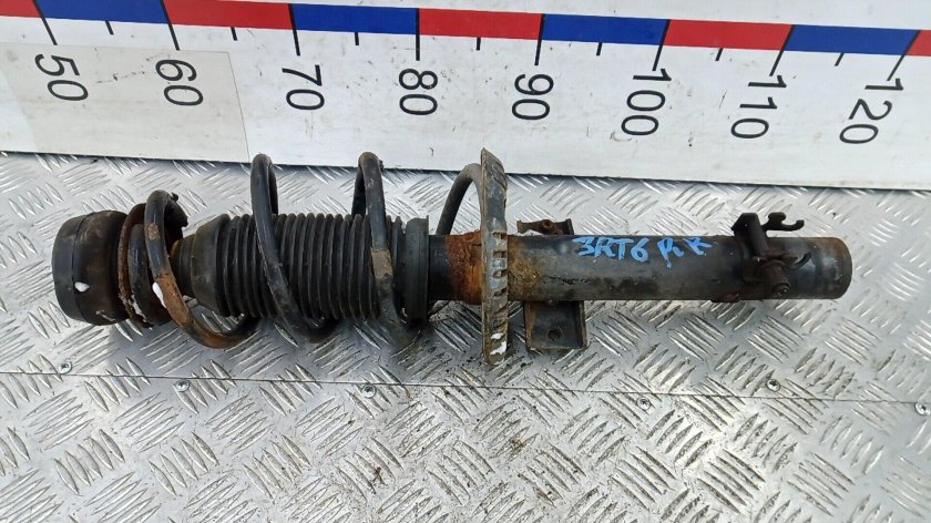 Стойка в сборе Шкода Рапид