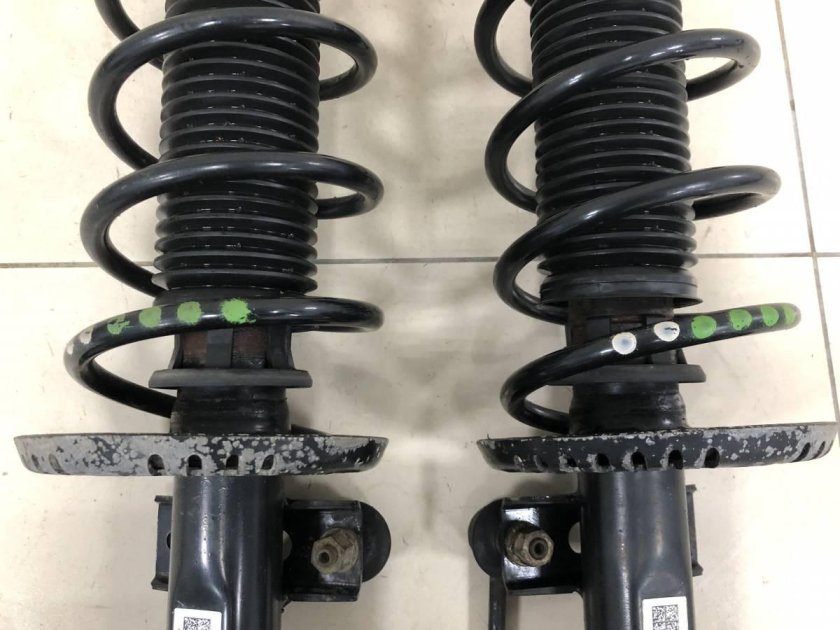 Шкода Рапид передние стойки в сборе