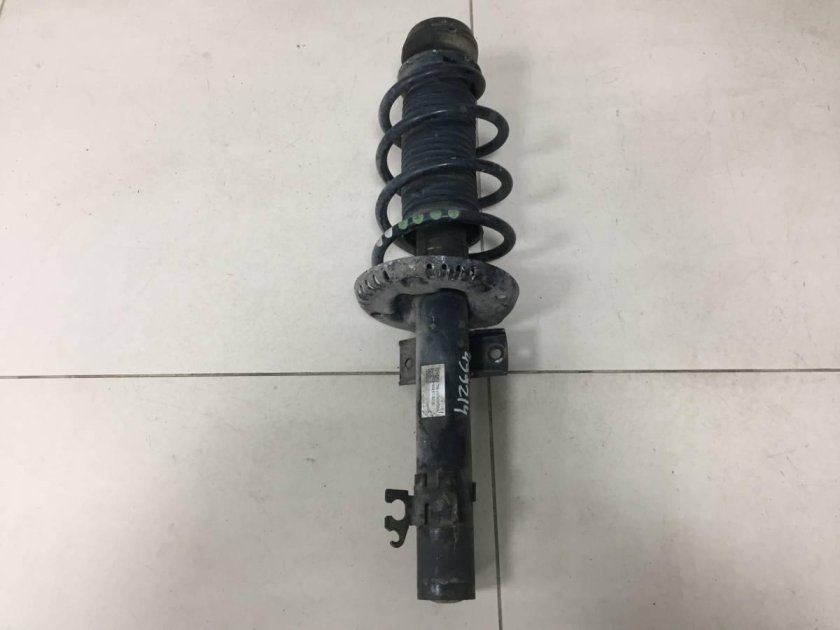 Шкода Рапид передние стойки в сборе