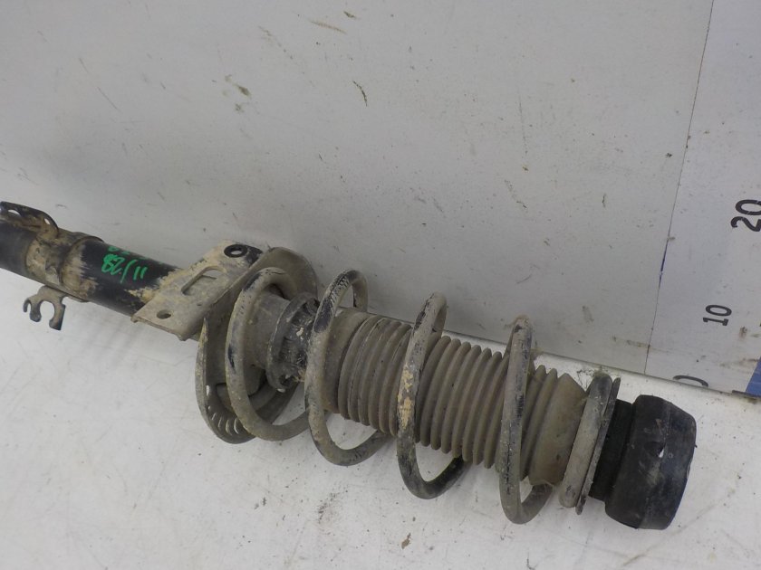 Передняя стойка Шкода Рапид