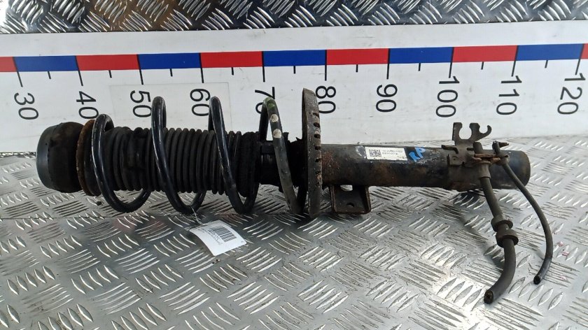 Стойка в сборе Шкода Рапид