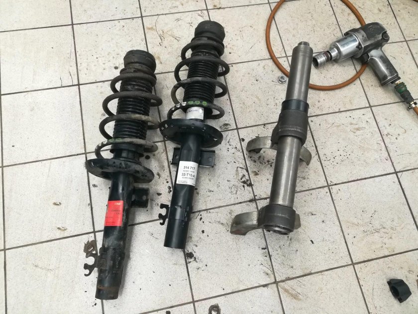 Шкода Рапид 2015 амортизатор передний