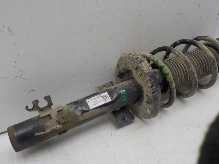 Передняя стойка Шкода Рапид