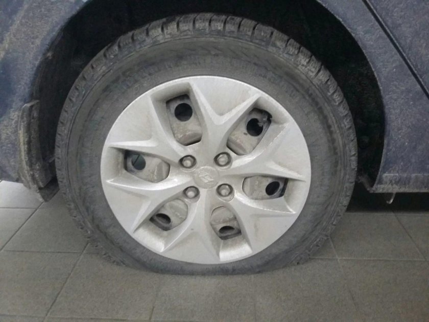 Спущенное колесо Hyundai Solaris