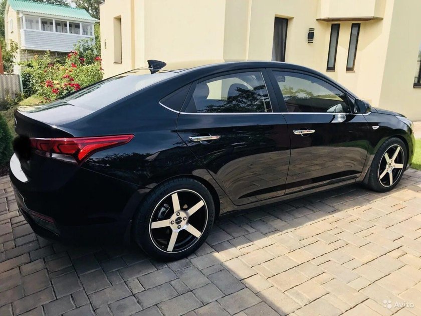 Черный.Hyundai.Solaris r17