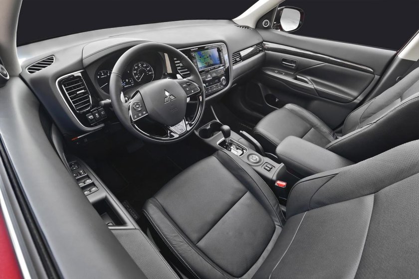 Мицубиси Аутлендер 2016 салон