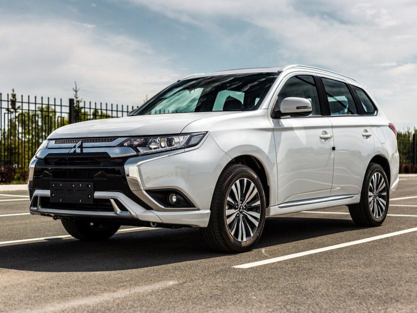 Митсубиси Аутлендер 2018 белый