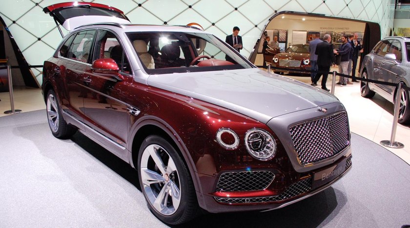 Бентли Бентайга красная