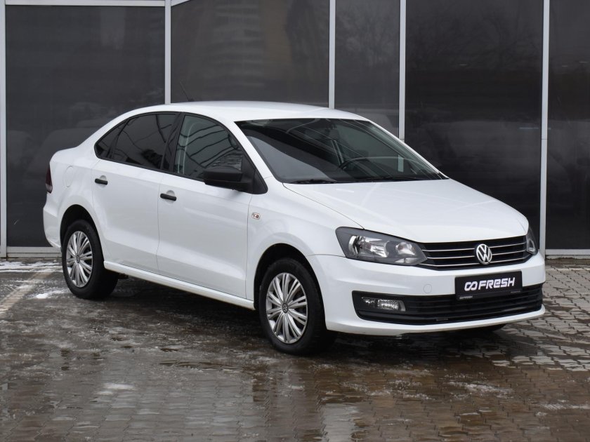 Белый фольксваген поло