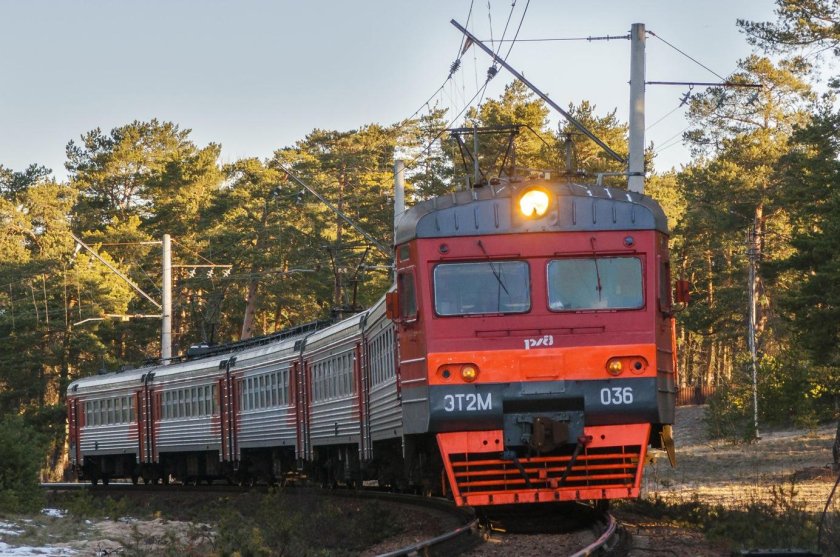 Пригородный электропоезд
