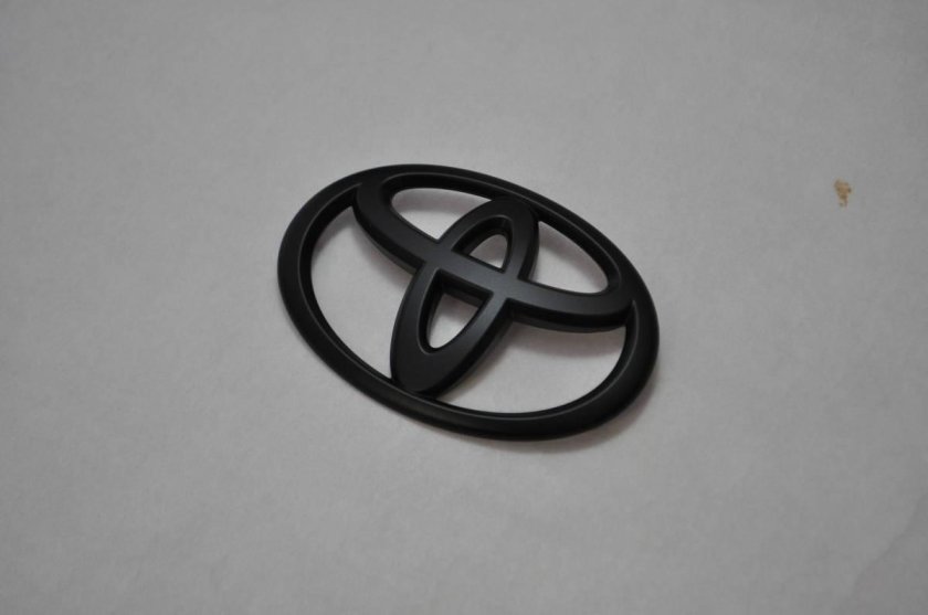 Черная эмблема Тойота Камри 70