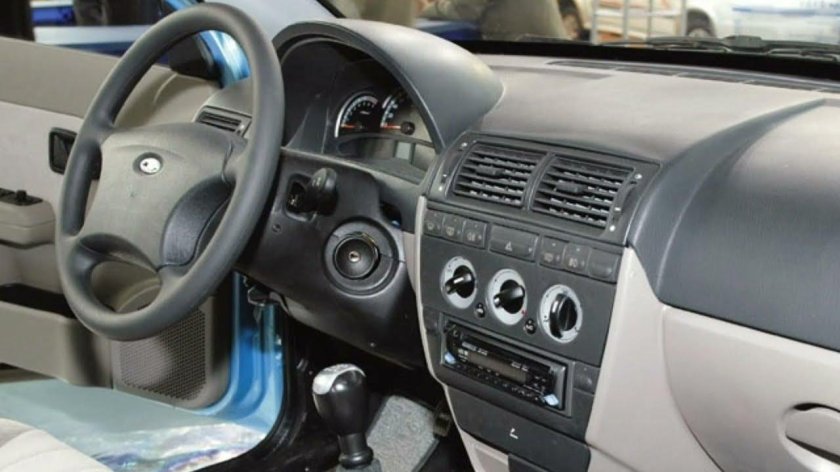 Toyota ist 2002 салон