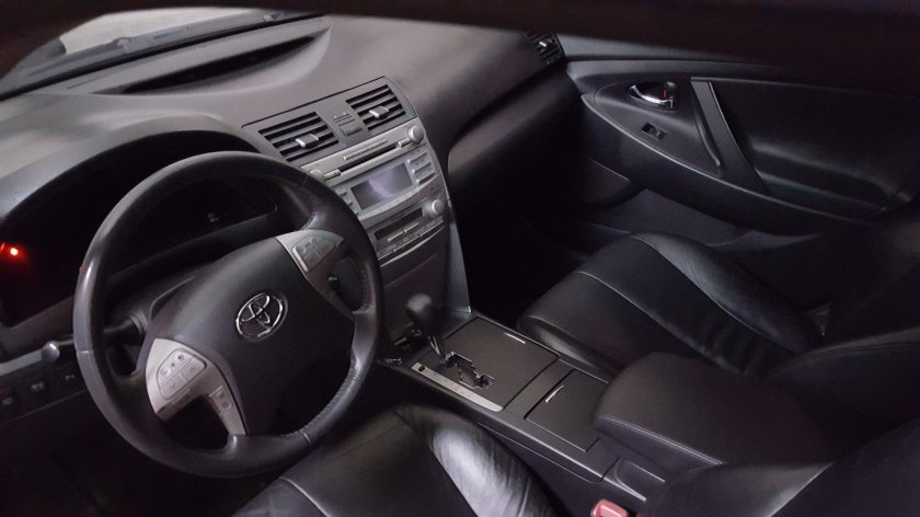 Тойота Камри 40 черный салон