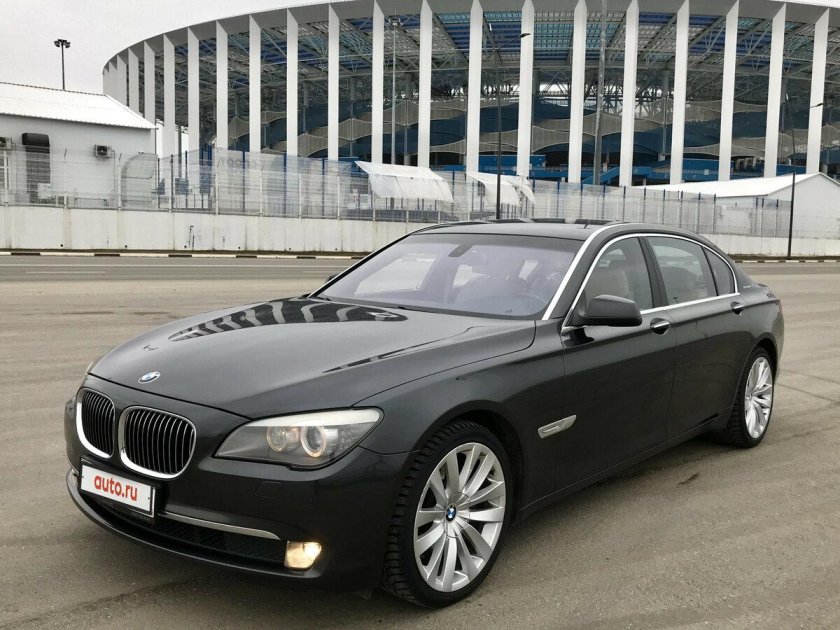 БМВ 7 серии серая