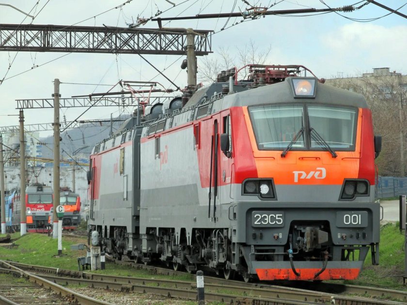 Грузовой электровоз переменного тока 2эс5