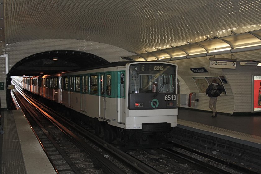 Метро Парижа поезда