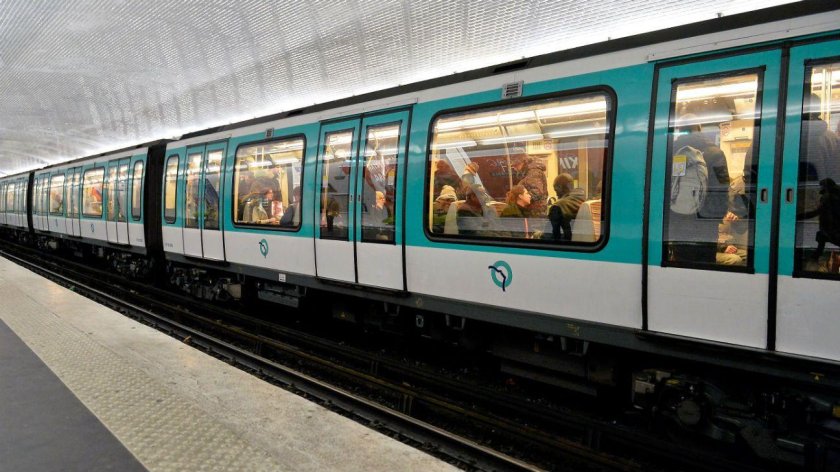 Метро Парижа поезда