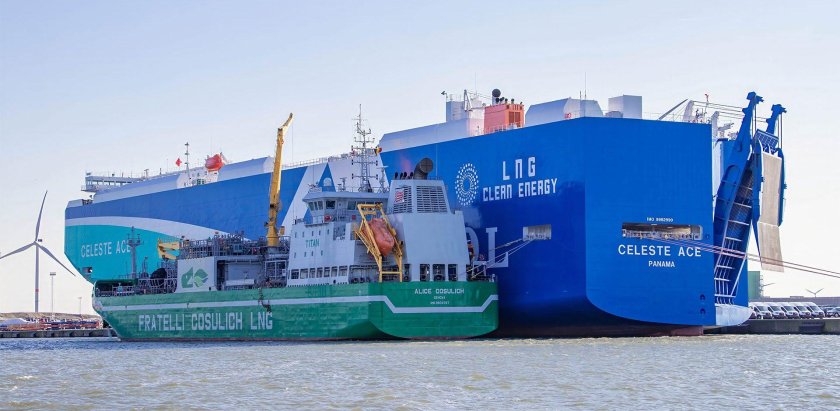 Lng bunkering vessel