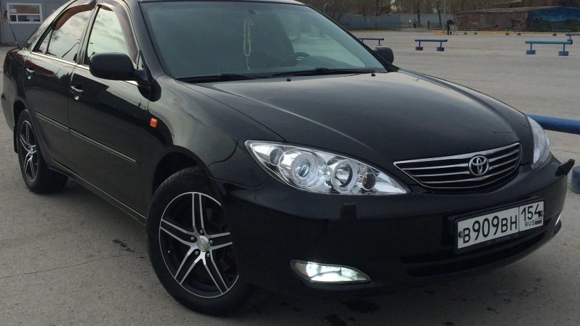 Toyota Camry 30 черная