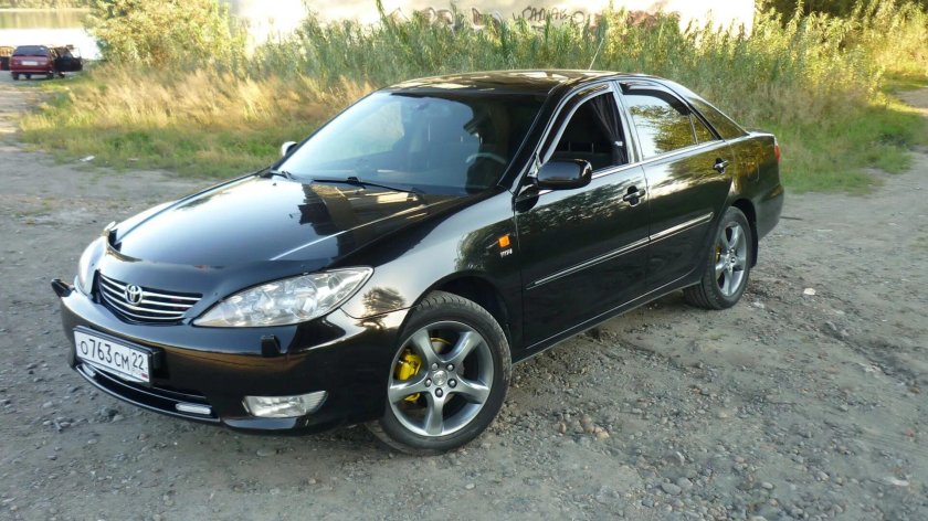Toyota Camry 30 черная