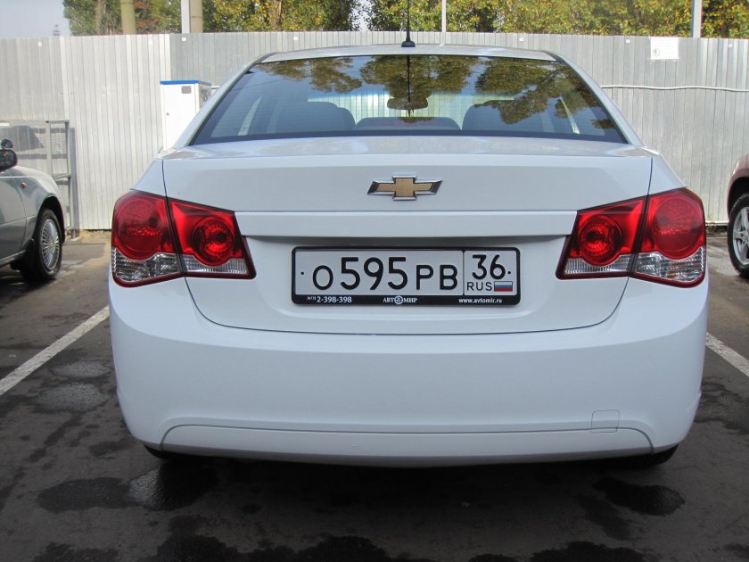 Chevrolet Cruze сзади 2012