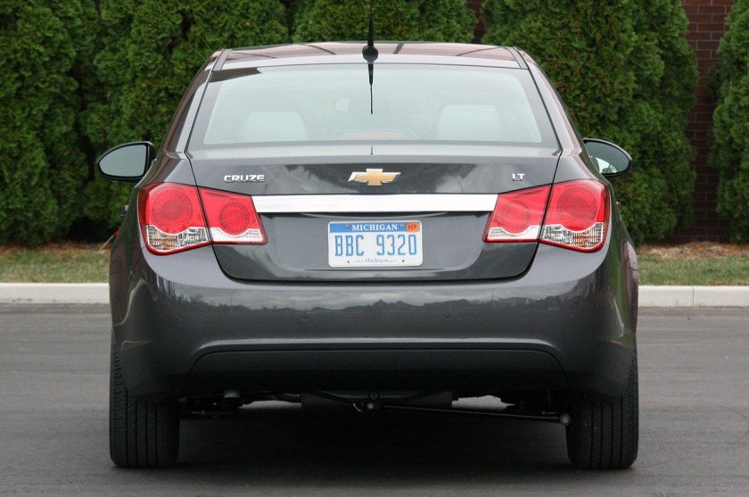 Chevrolet Cruze сзади 2012