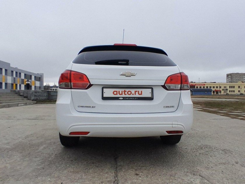 Белый шевроле круз