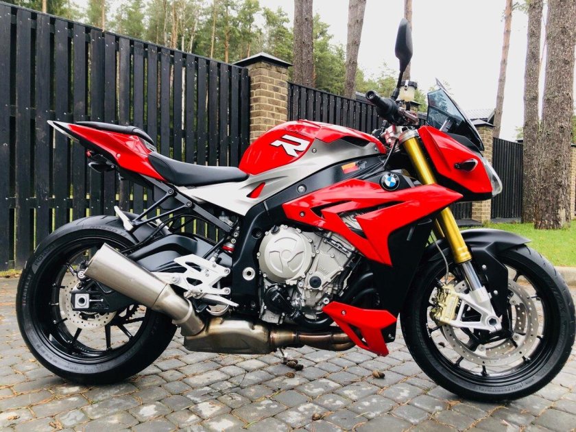 Спортбайк 1000 кубов BMW