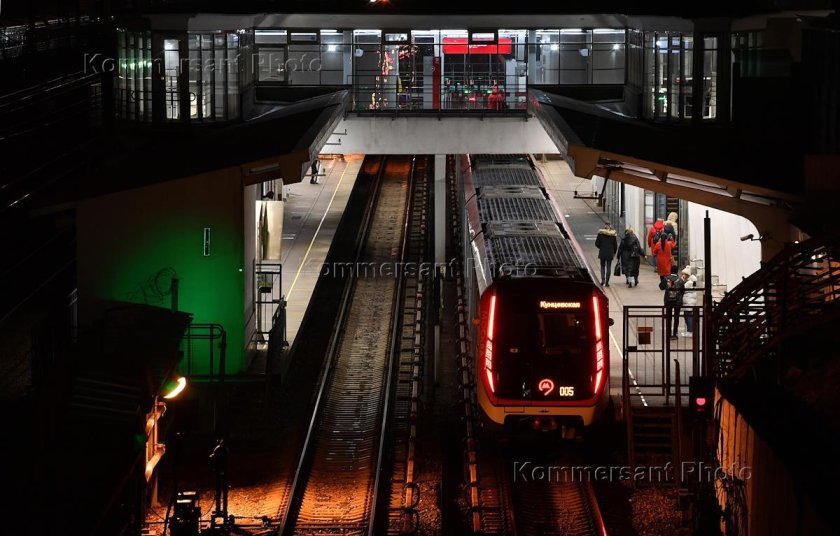 Станция метр с красными фигурами